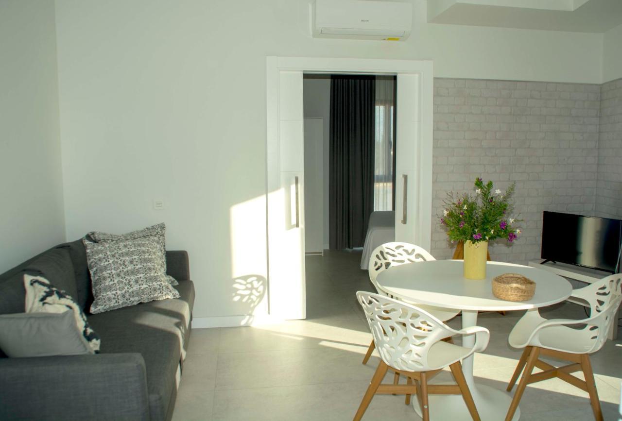 Apartamentos Madreselva Fernan Perez Exterior photo